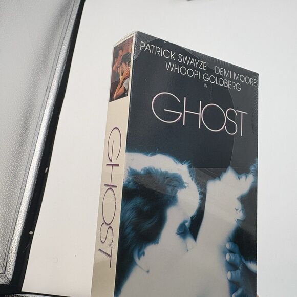 Ghost - Factory Sealed - 1990 - Patrick Swayze Demi Moore Whoopi Goldberg-VHS - Picture 2 of 2
